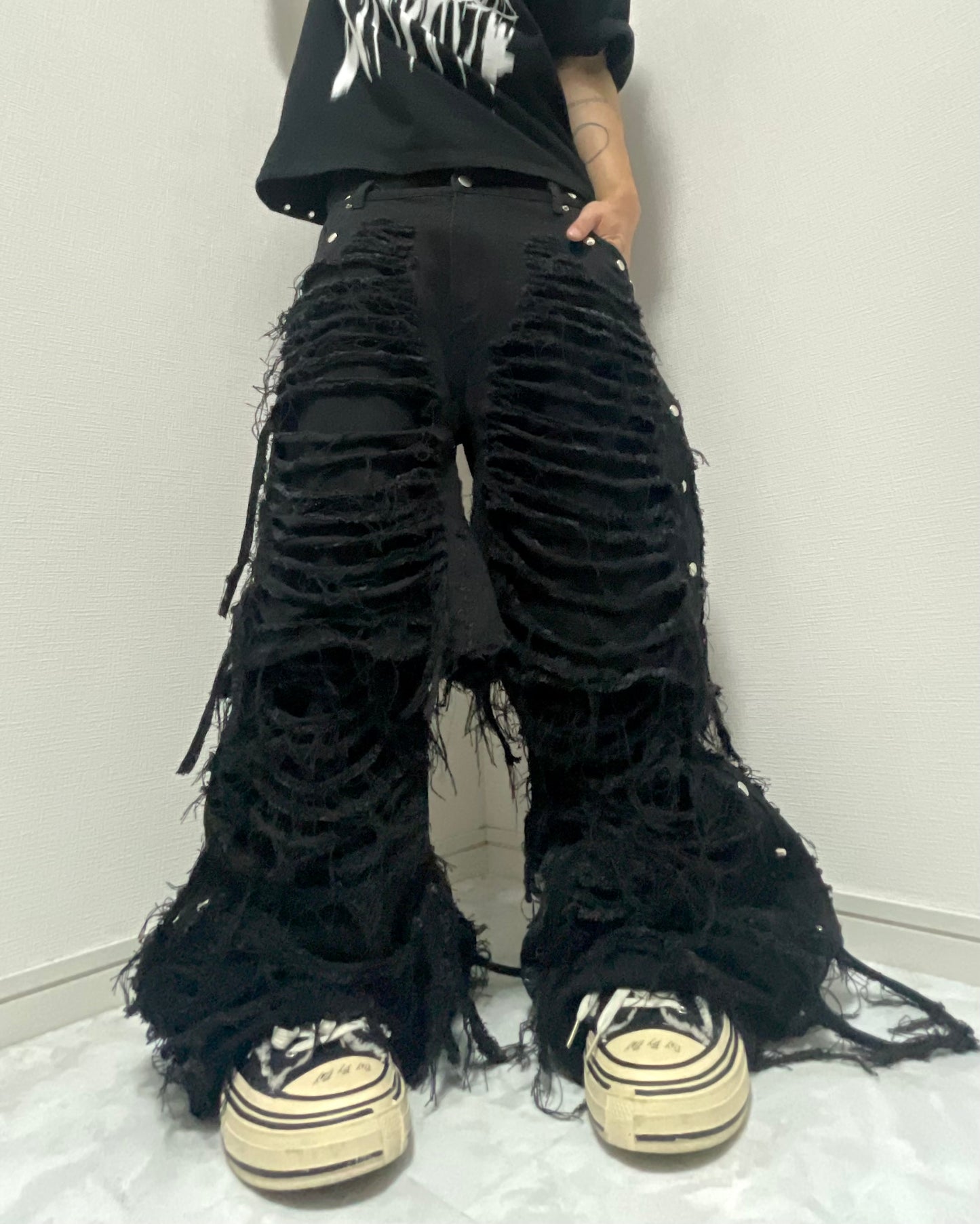 half docking damage black denim pants